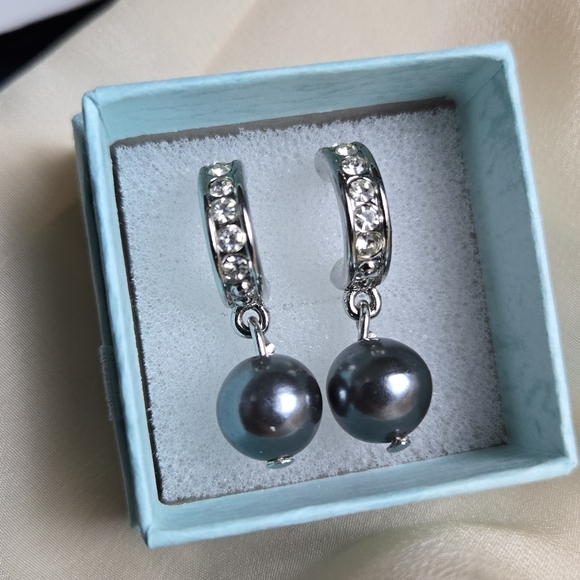 Silver Tone Rhinestones Gray Fuax Pearl Drop Earrings - Picture 3 of 17